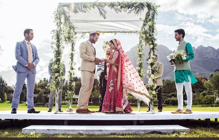 বিয়ের আসরে সানি লিওন ও মার্ক বাকনার। এভাবেই তাদের বায়োপিকে দেখা যাবে।