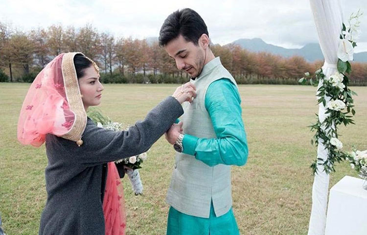 বায়োপিকের একটি দৃশ্যে নিজের বিয়ের আসরে ভাইকে সাজিয়ে দিচ্ছেন সানি।