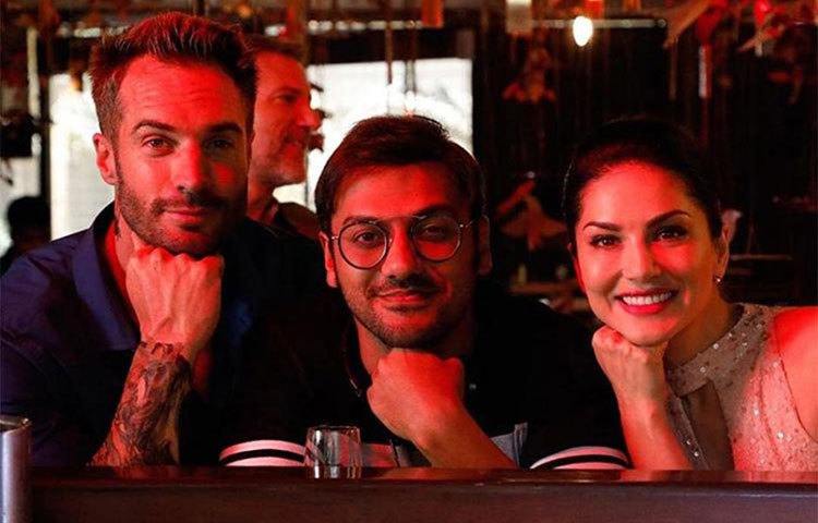 বায়োপিকের সেটে পরিচালক আদিত্য দত্ত ও মার্ক বাকনারের সঙ্গে সানি লিওন।