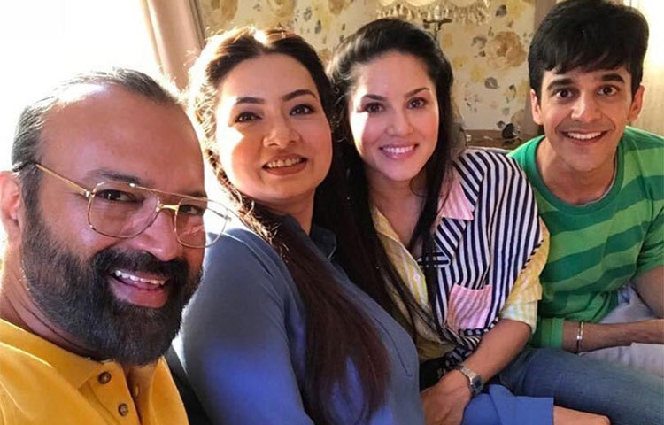 সপিরবারে সানি, তবে বাস্তবে নয়, চলচ্চিত্রের পর্দায়।