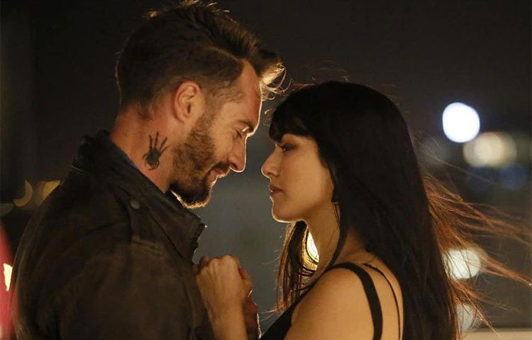 ছবিতে মার্ক বাকনারের সঙ্গে সানি লিওন।