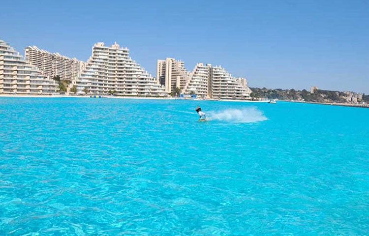 চিলির রাজধানী সান্তিয়াগো থেকে প্রায় ৯০ কিমি দূরে সাল আলফোনসো দেল মার। সমুদ্রতটের পাশে অবস্থিত এই রিসর্টের সুইমিংপুল সবচেয়ে বড় আকর্ষণ।