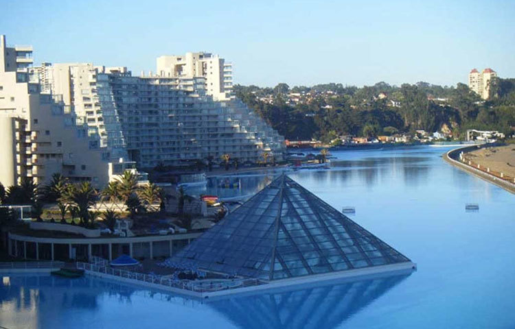 ১৯৯৭ সালে ফের্নান্দো ফিসম্যান নামে এক রিয়্যাল এস্টেট ব্যবসায়ী-গবেষক এই পুলের কথা ভাবেন। কারণ চিলের সেন্ট্রাল কোস্টের (মধ্য উপকূল) সমুদ্র পর্যটকদের জন্য বেশ বিপজ্জনক। আর জলও মারাত্মক ঠান্ডা। সেই থেকেই সমুদ্রের পাশে পুল তৈরির ভাবনা।