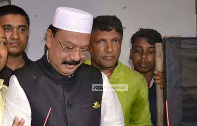 সিলেট সিটি কর্পোরেশন নির্বাচনে আওয়ামী লীগ মনোনীত মেয়র প্রার্থী বদর উদ্দিন আহমদ কামরান ভোট দিয়েছেন।