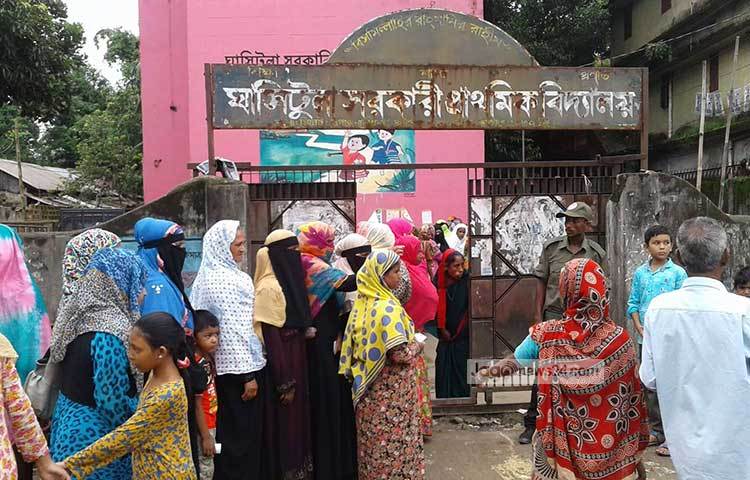 সিলেটের নারী ভোটাররা বিপুল আগ্রহ নিয়ে ভোট দিতে এসেছে।