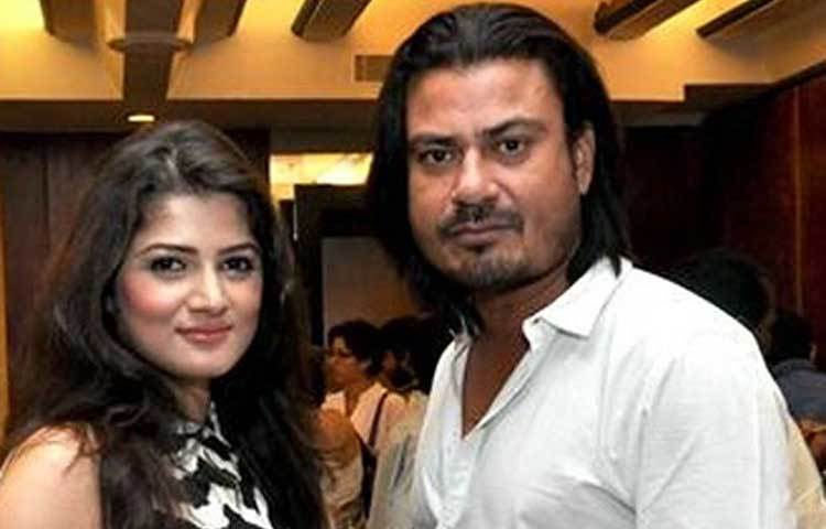 শ্রাবন্তী-রাজীব : ১৫ বছর বয়সে ডিরেক্টর রাজীব বিশ্বাসের সঙ্গে গাঁটছড়া বাঁধেন শ্রাবন্তী। দীর্ঘ ১১ বছরের দাম্পত্য সম্পর্কের তিক্ততা সামনে আসে যখন প্রকাশ্যেই রাজীবকে বিচ্ছেদ দেওয়ার কথা ঘোষণা করেন নায়িকা। ওই মামলা আদালত অবধি গড়ায়। রাজীবের বিরুদ্ধে বিস্ফোরক অভিযোগ এনেছিলেন শ্রাবন্তী। অনেক নারীর সঙ্গে তার স্বামীর সম্পর্ক রয়েছে বলে দাবিও করেছিলেন তিনি।