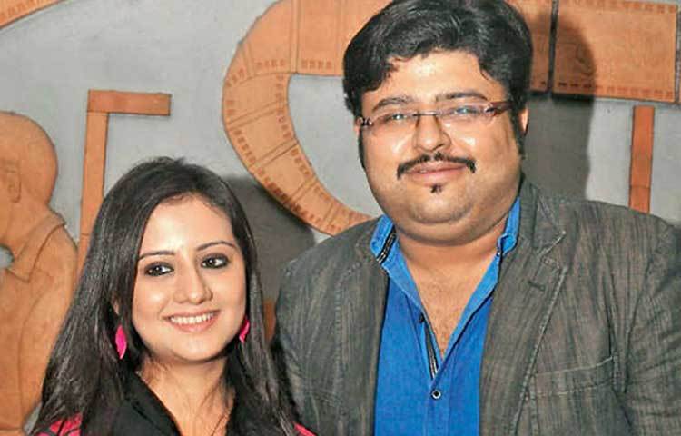 মানালি-সপ্তক : টেলিভিশনের এক সময়ের অভিনেত্রী ‘মৌরি’ ওরফে মানালি এখন বড় পর্দার অভিনেত্রী। ভালবেসে বিয়ে করেছিলেন গায়ক সপ্তককে। শোনা গিয়েছিল, সপ্তকের সঙ্গে বিচ্ছেদের পর নাকি বেশ ভেঙেই পড়েছিলেন মানালি। তবে, এখন সেই অবস্থা থেকে বেরিয়ে এসেছেন অভিনেত্রী।