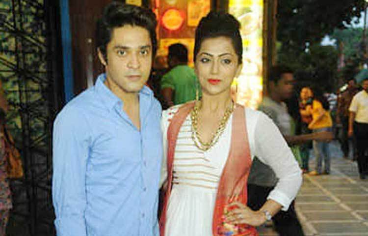 গৌরব-অনিন্দিতা : মহানায়ক উত্তমকুমারের নাতি গৌরব চট্টোপাধ্যায় এবং ছোটপর্দার জনপ্রিয় অভিনেত্রী অনিন্দিতা বসুর প্রেম ২০১৩ সালে পরিণতি পেয়েছিল বিয়েতে। কিন্তু অল্পদিনের মধ্যেই এই বিয়ে ভেঙে যায়। বিচ্ছেদের পর গৌরব বর্তমানে ছোটপর্দায় মনোনিবেশ করেছেন।