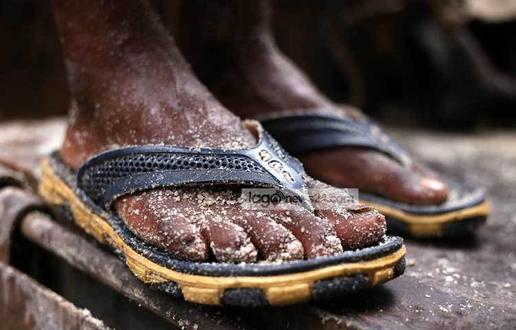 এভাবেই অস্বাস্থ্যকর পরিবেশে শ্রমিকরা চামড়া আনা-নেয়ার কাজ করছেন। এতে তাদের হাতে-পায়ে রোগের সংক্রমণ হতে পারে। ছবি : মাহবুব আলম