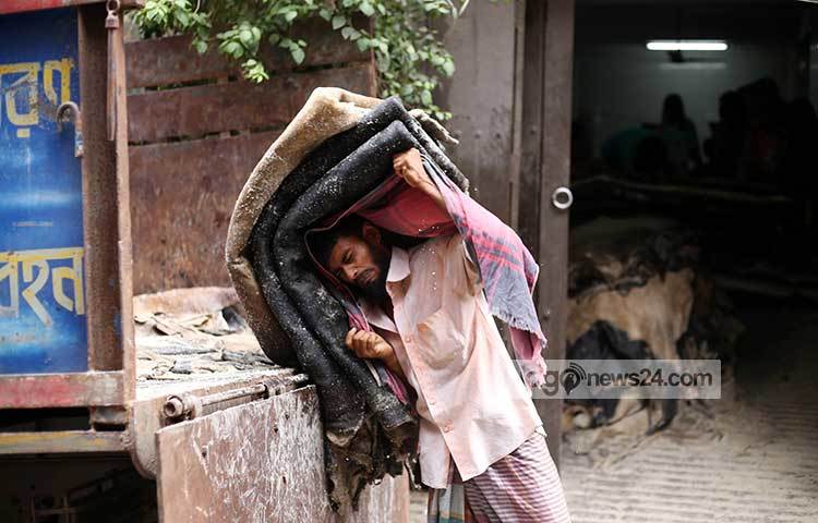 ট্রাকে চামড়া তোলা হচ্ছে। দিন-রাত পোস্তা এলাকায় কাজ করছেন চামড়া শ্রমিকরা। ছবি : মাহবুব আলম