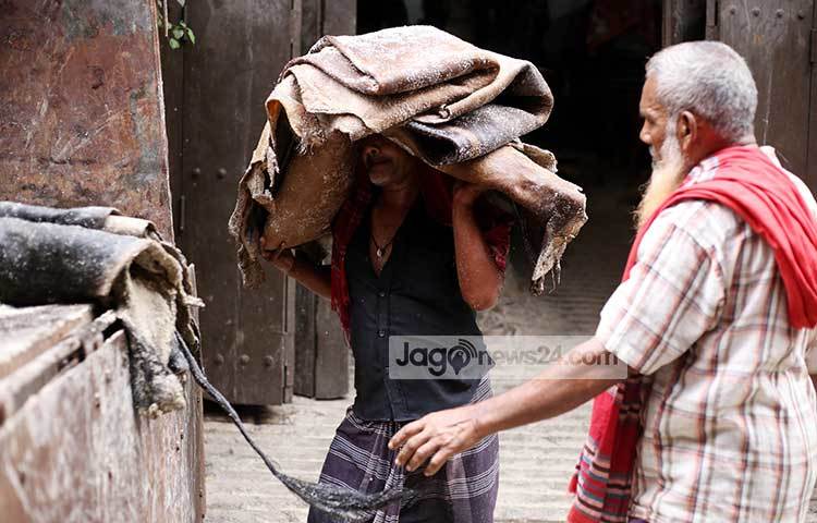 অস্বাস্থ্যকর পরিবেশে চামড়া শ্রমিকরা কাজ করছেন। ছবি : মাহবুব আলম