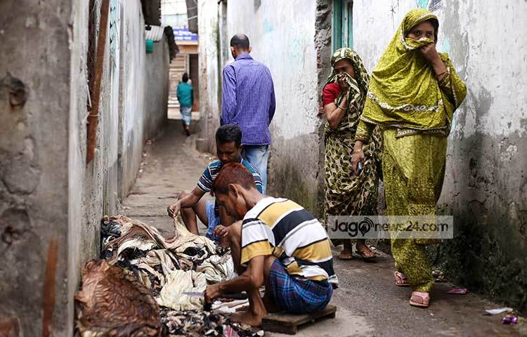চামড়ার দুর্গন্ধে পোস্তা এলাকার লোকজন দুর্ভোগে পড়েছে। ছবি : মাহবুব আলম