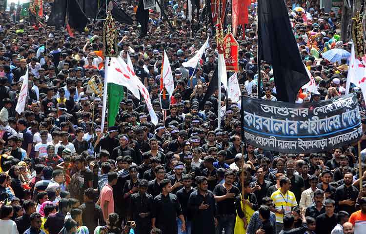 আশুরার শোক মিছিল। এ মিছিল আয়োজন করেছে হোসেনী দালান ইমামবাড়া ম্যানেজমেন্ট কমিটি। ছবি : বিপ্লব দিক্ষিৎ