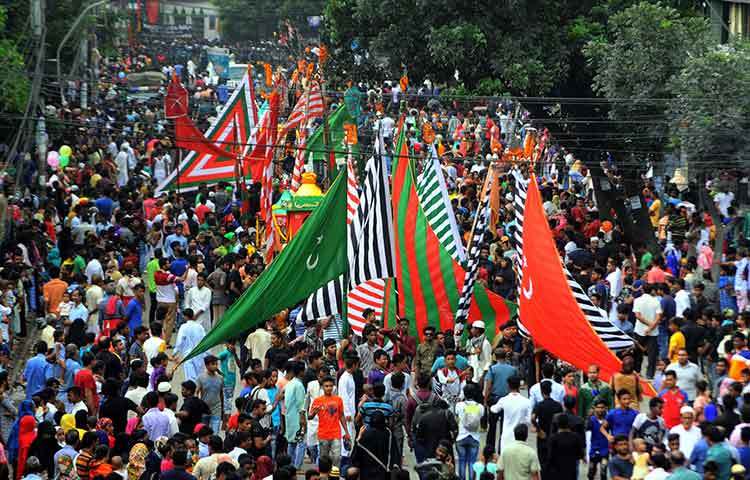 হোসনি দালান থেকে বের হওয়া মিছিলে অংশ নেন হাজারো মুসল্লি। মিছিল থেকে ‘হায় হোসেন, হায় হোসেন’ স্লোগানে মাতম করতে দেখা যায় যুবকদের। ছবি : বিপ্লব দিক্ষিৎ