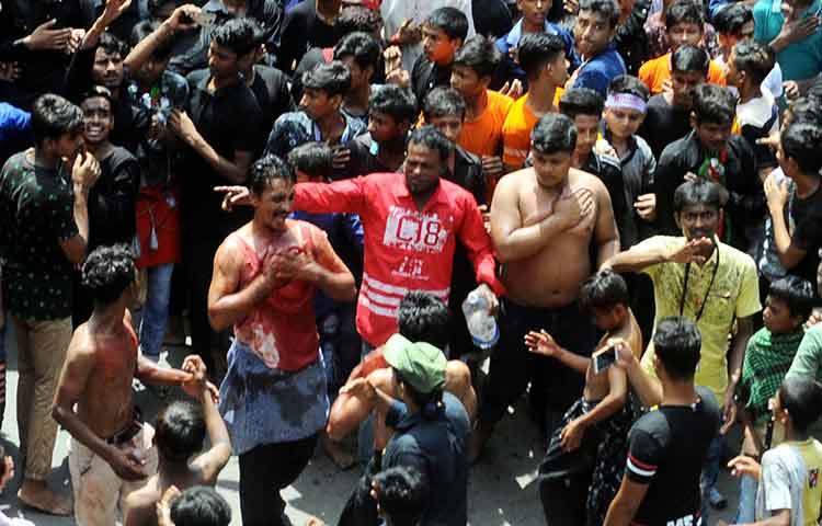 এ মিছিল থেকে মূলত কারবালার ঘটনার শোকাবহ দৃশ্যায়ন করা হয়। মিছিলে বুক চাপড়ে, মাতম করে শোক প্রকাশ করেন শিয়া ধর্মাবলম্বীরা। ছবি : বিপ্লব দিক্ষিৎ