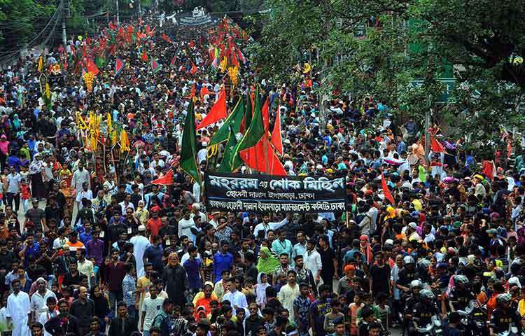 তাজিয়া মিছিলে যেন তিল ধারণের ঠাঁই নেই। ছবি : বিপ্লব দিক্ষিৎ