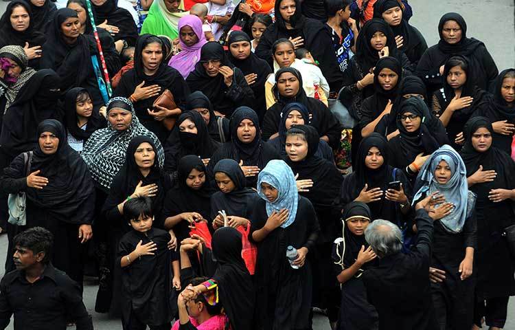 শোকের দিনে কালো পোশাকে সবাই সেজেছে। ছবি : বিপ্লব দিক্ষিৎ