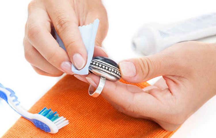 পুরনো রুপার গয়নার চাকচিক্য বাড়াতে টুথপেস্ট খুবই কার্যকরী। পুরনো রুপার গয়নায় টুথপেস্ট লাগিয়ে টুথব্রাশ দিয়ে ঘষুন। এরপর পানি দিয়ে ধুয়ে ফেলুন।