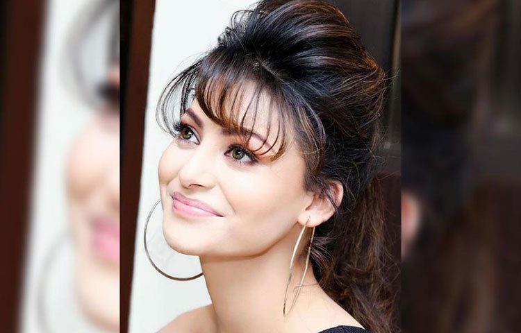 ২০০৯ সালে ‘মিস টিন ইন্ডিয়া’ হয়ে প্রথম পাদপ্রদীপের আলোয় আসেন তিনি। তখন তিনি পঞ্চাদশী। পরবর্তী সময়েও একাধিক সৌন্দর্য প্রতিযোগিতায় বিজয়ী হন তিনি। অংশ নেন ২০১৫ সালের ‘মিস ইউনিভার্স’ প্রতিযোগিতায়।