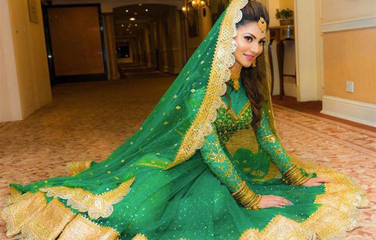 সবুজ পোশাকে সুন্দরী উর্বশী।