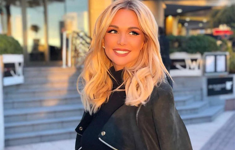 সোশ্যাল মিডিয়ায় তার ফলোয়ার অনেক। ইনস্টাগ্রামে ১৮ লক্ষ সোশ্যাল নেটওয়ার্ক ব্যবহারকারী তাকে ফলো করেন।