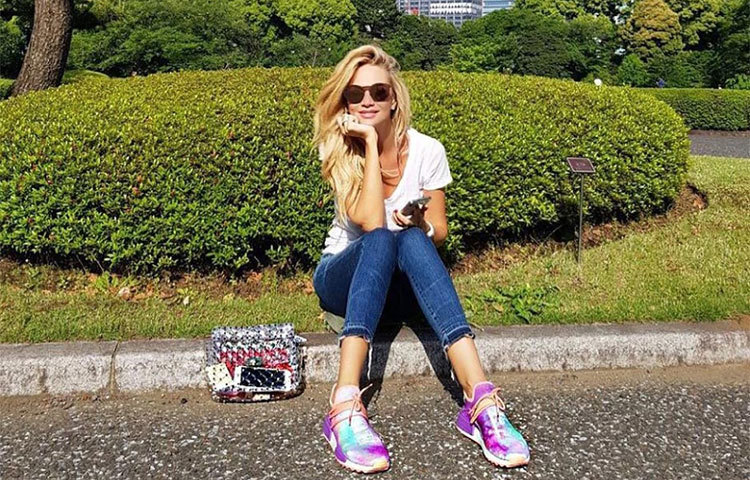 ফুটবলে উৎসাহ প্রথম থেকেই। বিখ্যাত রুশ চ্যানেলে স্পোর্টস শো ‘ফুটবল নাইট’-এর যুগ্ম সঞ্চালিকা ছিলেন তিনি।