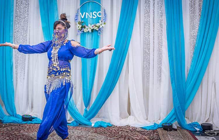 পুনর্মিলনী অনুষ্ঠানে নৃত্য পরিবেশন করছেন একজন।