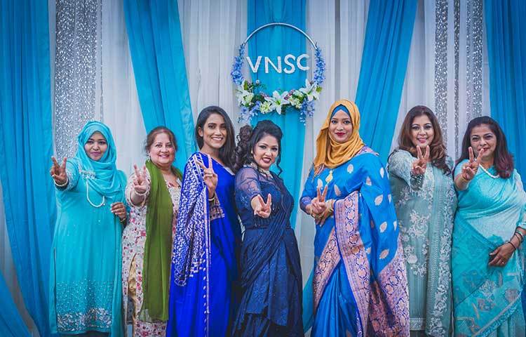 বিজয় চিহ্ন দেখাচ্ছেন ভিকারুননিসার প্রাক্তন ছাত্ররী।