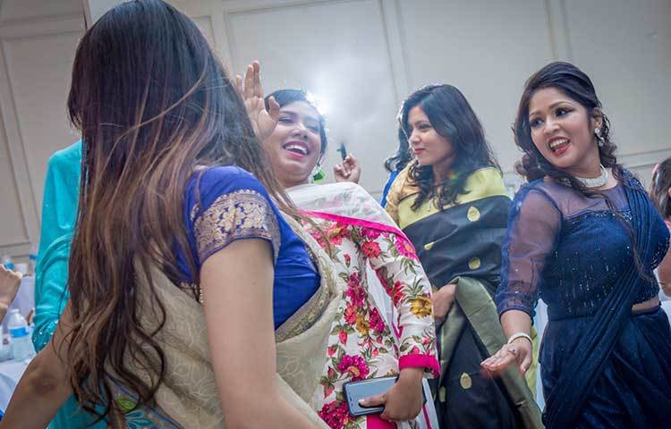 ছাত্রীরা পুরনো সহপাঠীকে পেয়ে উল্লাসে মেতে ওঠেন। পুরনো দিনের স্মৃতিচারণ, গল্প, আড্ডায় প্রাণবন্ত হয়ে ওঠে অনুষ্ঠানস্থল।