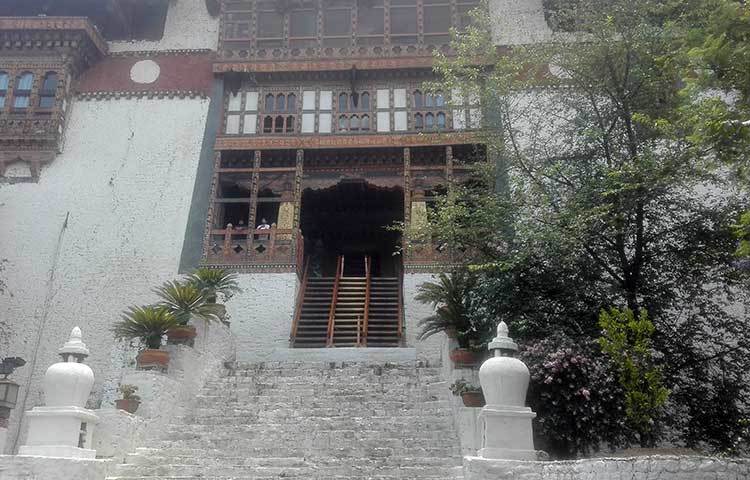 ভুটানের পুনাখার প্রশাসনিক কেন্দ্র। প্রাসাদটি ১৭৩৭-৩৮ সালে নির্মিত এটি জং স্থাপত্যশিল্পের দ্বিতীয় পুরাতনতম এবং দ্বিতীয় বৃহত্তম প্রাসাদ । পু ছ্যু নদীর ধারে এটি অবস্থিত।