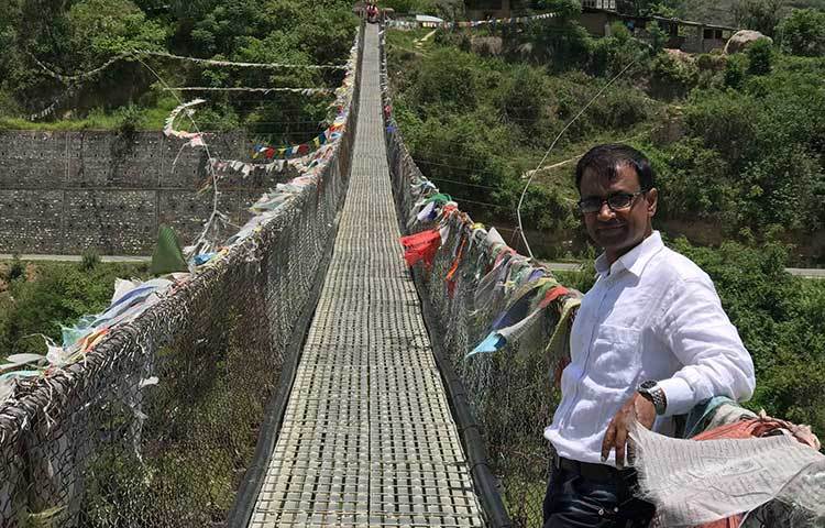 পুনাখা সাসপেনশন ব্রিজ -ভুটানের দীর্ঘতম সাসপেনশন ব্রিজ। এটি ভুটানের পো চু নদীর উপরে । যার দৈর্ঘ্য ১৬০ মিটার।