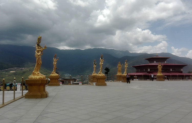 বুদ্ধ ডর্ডেনমা বা বুদ্ধ পয়েন্টের এর সামনের অংশ। সেখানেও রয়েছে একই ধরনের ১৭টি মূর্তি। যা ব্রোঞ্জ দিয়ে তৈরি।