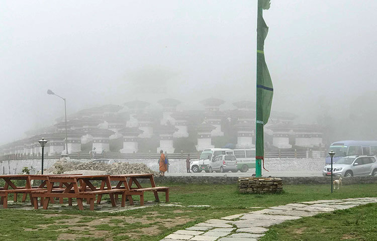 মেমোরিয়াল কর্টেন। এটি মূলত স্মৃতিস্তম্ভ। ভুটানের তৃতীয় রাজা জিগমে দরজি ওয়াঙচুকের প্রতি শ্রদ্ধা জানাতে ১৯৭৪ সালে এই স্মৃতিস্তম্ভ নির্মিত হয়। এটি বেশির ভাগ সময়ই কুয়াশায় ঢাকা থাকে। আকাশ পরিস্কার থাকলে এখান থেকে মাউন্ট এভারেস্ট দেখা যায়।