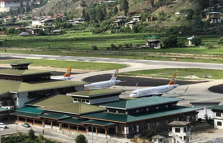 রাজধানী থিম্পু থেকে ৬৩ কিলোমিটার দূরে পারু শহরে অবস্থিত ভুটানের একমাত্র বিমানবন্দর এটি। পাহাড়ের উপর দিয়ে গাড়িতে যাবার সময় এই বিমানগুলোকে খেলনা বিমান বলে মনে হয়।