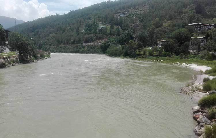 এই নদীয় পুনাখা জং টি পুনাখা–ওয়াংড়ু উপাত্যকার ফু ছ্যু (পিতা) এবং মু ছ্যু (মাতা) নদীর মিলে হয়েছে পু ছ্যু নদী ।  এটি ভুটান – ভারত সীমা অতিত্রম করেছে এবং অবশেষে ব্রহ্মপুত্র নদীর সাথে মিলিত হয়েছে।