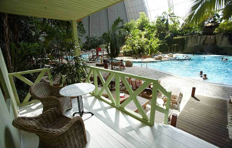 ওয়াটার পার্কে গোসল করছেন আগত ভ্রমণকারীরা।