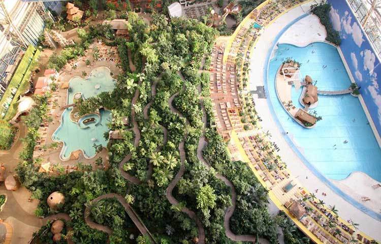 ওয়াটারপার্কের মধ্যে যেন আরেকটি পৃথিবী। সবুজ বৃক্ষশোভিত সরু রাস্তাসহ এর মধ্যে রয়েছে দৃষ্টিনন্দন ফুল বাগান।