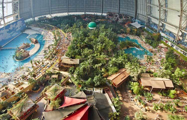 বিশ্বের বিভিন্ন দেশ থেকে অনেক মানুষ অবকাশ যাপনের জন্য এই ওয়াটার পার্কে ছুটে আসেন।