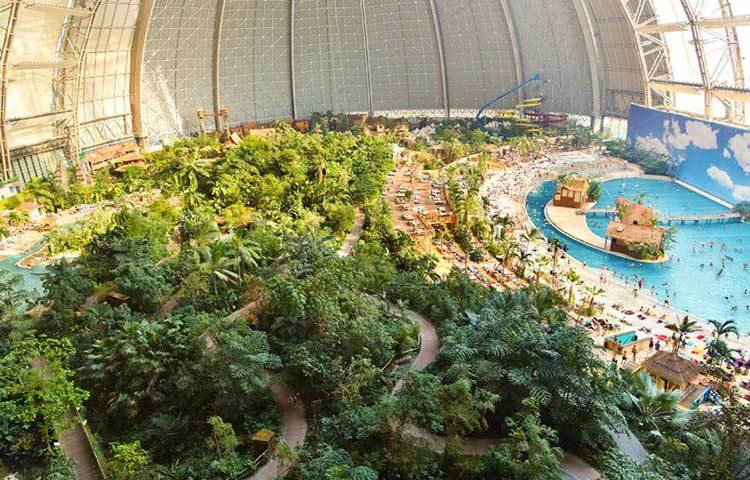 বড়দের পাশাপাশি এই ওয়াটার পার্কের পানিতে শিশুদের জন্য হরেক রকমের খেলার সামগ্রী রয়েছে।