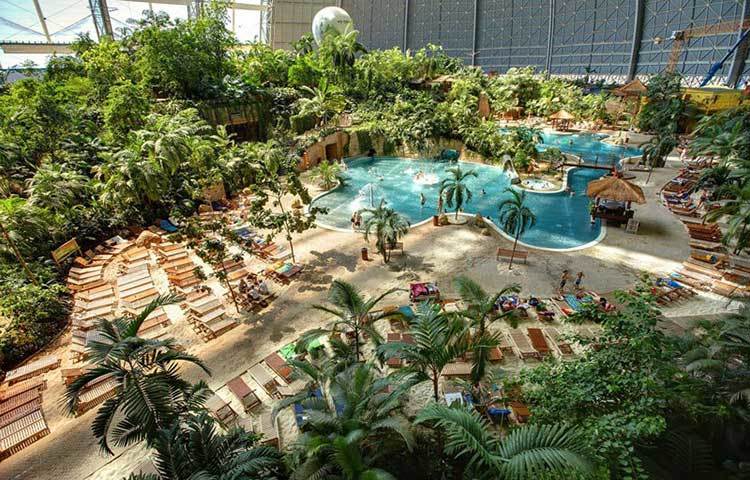 অবকাশ যাপনকারীদের পদভারে মুখর ওয়াটার পার্কটি।