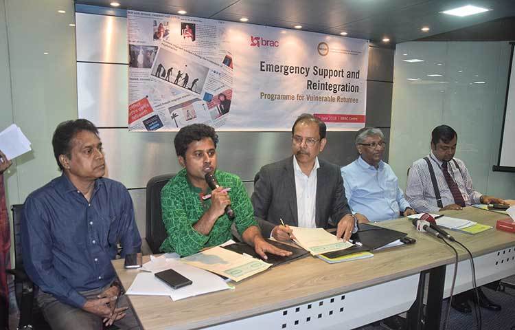 বিদেশে নির্যাতনের শিকার হয়ে দেশে ফিরে আসা ৭০ জন নারীকে নগদ অর্থ সহায়তা দেয়ার অনুষ্ঠানে বক্তব্য দিচ্ছেন এক কর্মকর্তা। ছবি : মাহবুব আলম