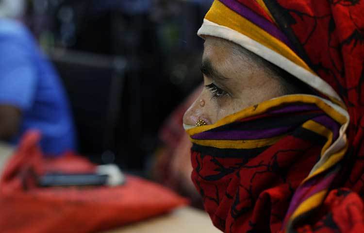 সহায়তা নিতে আসা এক নারী। ছবি : মাহবুব আলম