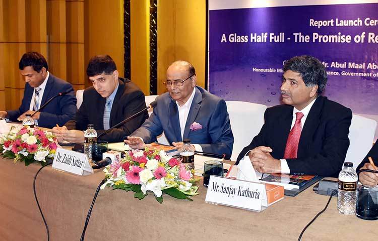 প্রতিবেদন প্রকাশ অনুষ্ঠানে আমন্ত্রিত অতিথিরা। ছবি : বিপ্লব দিক্ষিৎ