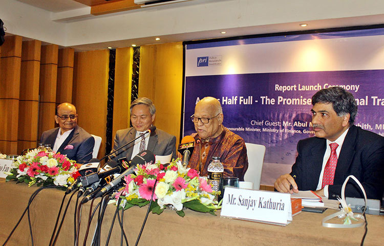 অনুষ্ঠানে অর্থমন্ত্রী আবুল মাল আবদুল মুহিত বলেছেন, আঞ্চলিক বাণিজ্যে বড় বাধা শুল্ক। কিছুটা অশুল্ক বাধাও রয়েছে। সেগুলো দূর করতে চেষ্টা চলছে। কানেকটিভিটি বাড়ানো হচ্ছে। ছবি : বিপ্লব দিক্ষিৎ