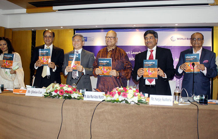 বিশ্বব্যাংকের এই প্রতিবেদনের নাম ‘এ গ্লাস হাফ ফুল: দ্য প্রমিজ অব রিজিওনাল ট্রেড ইউনিয়ন ইন সাউথ এশিয়া’। ছবি : বিপ্লব দিক্ষিৎ