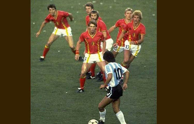 ফুটবলের রাজপুত্র মারাদোনার বাঁ পায়ের জাদু দেখল ফুটবল দুনিয়া। ১৯৮২ বিশ্ব ফুটবলে বেলজিয়ামের ছ’জন ফুটবলারকে রীতিমতো ধোঁকা দিলেন ফুটবলের রাজপুত্র।
