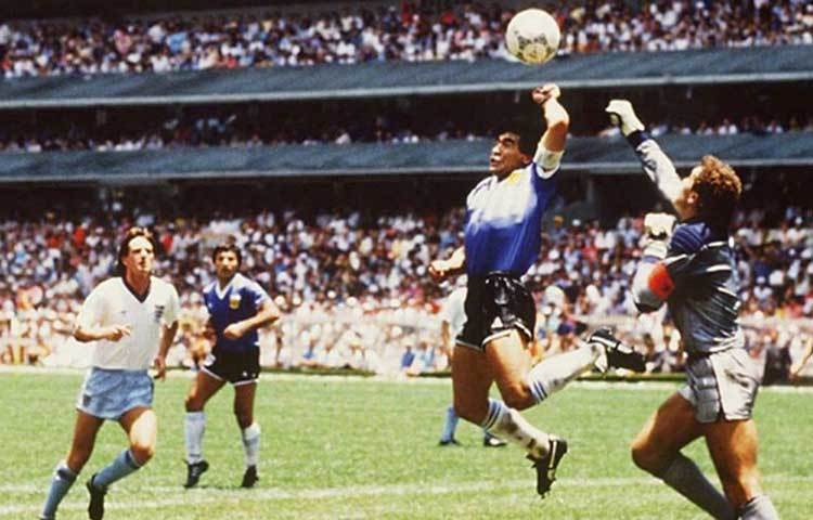 ‘হ্যান্ড অব গড’। ফুটবল বিশ্ব দেখেছিল অন্যতম কলঙ্কজনক ঘটনা। মারাদোনার বাঁ হাতে লেগে বল ঢুকেছিল জালে। সালটা ১৯৮৬। সেই ঘটনা আজও পিছু ছাড়েনি ফুটবলের রাজপুত্রের।