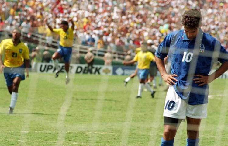 কে বিশ্ব চ্যাম্পিয়ন হবে, নির্ধারিত হল পেনাল্টিতে। এই প্রথম বার। সালটা ১৯৯৪। ইতালিকে হারিয়ে চ্যাম্পিয়ন হল ব্রাজিল।