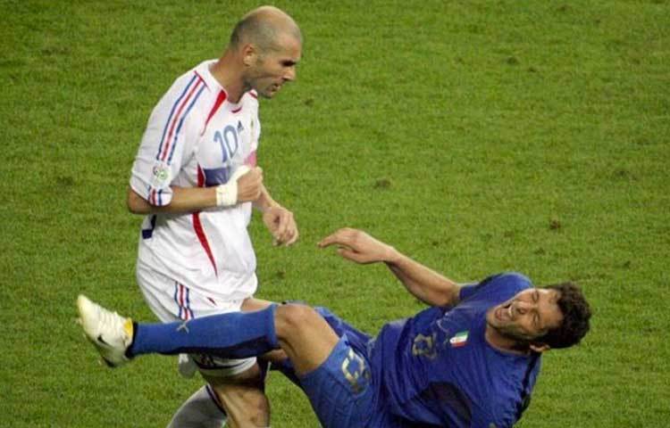 আর একটি কলঙ্কজনক ঘটনা। নাম জড়িয়ে গেল অন্যতম বর্ণময় চরিত্র ফ্রান্সের জিনেদিন জিদানের। ২০০৬ সালে ফাইনাল খেলা চলাকালীন ইতালির মার্কো মাতারাজ্জিকে মাথা দিয়ে গুঁতো দিলেন। লাল কার্ড দেখিয়ে মাঠ থেকে বের করে দেওয়া হল জিদানকে।