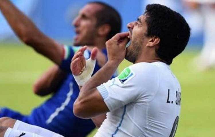 ফুটবল বিশ্বকে কলঙ্কিত করলেন উরুগুয়ের লুইস সুয়ারেজ। ২০১৪ বিশ্বকাপে মাঠের মধ্যে কামড়ে দিলেন ইতালির জর্জিয়ো চিয়েলিনিকে।